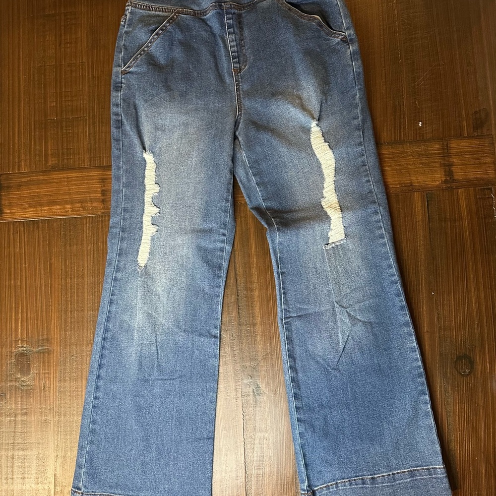 Women’s Hue Ripped CROPPED FLARE SKIMMER Jeans Medium Wash Size M (8-10) NWT